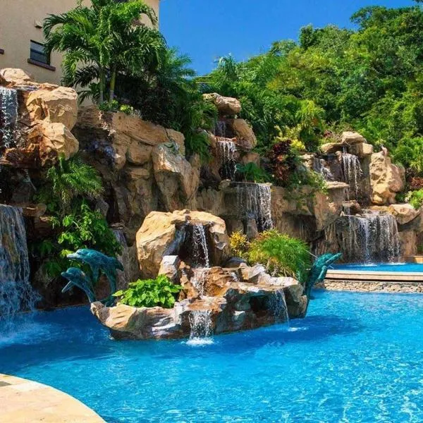 Clarion Suites Roatan at Pineapple Villas, khách sạn ở First Bight