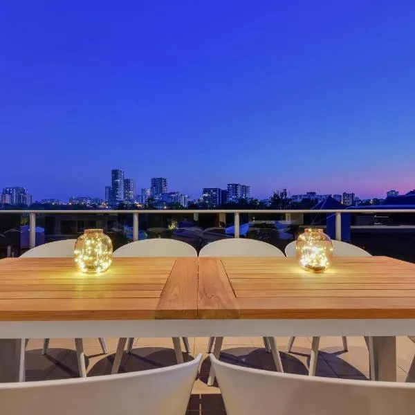 Luxury Darwin City Lights Jacuzzi Central Location Large House New Furnishings, hotel in Darwin