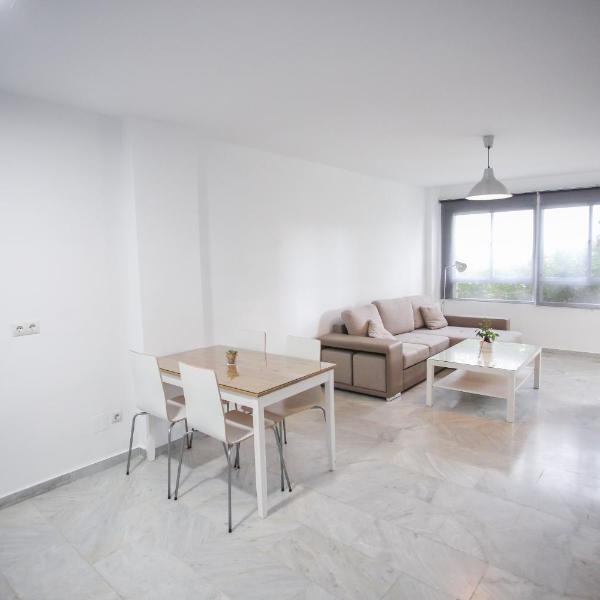 Apartamento en la Carihuela con Piscina y Parking, al lado de la Playa