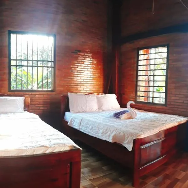 Cat Tien Farmer Lodge: Quan Tom şehrinde bir otel