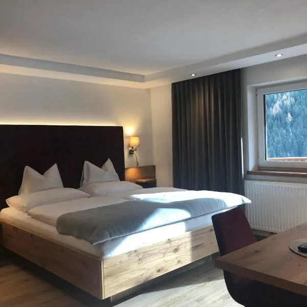 Hotel Garni Central - Zimmer - Studios - Apartments, hotel v destinaci Kappl