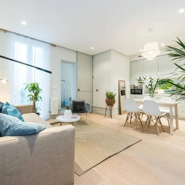 Explore Madrid from a warm apartment with patio at a newly refurbished manorial building, hotel in Madrid