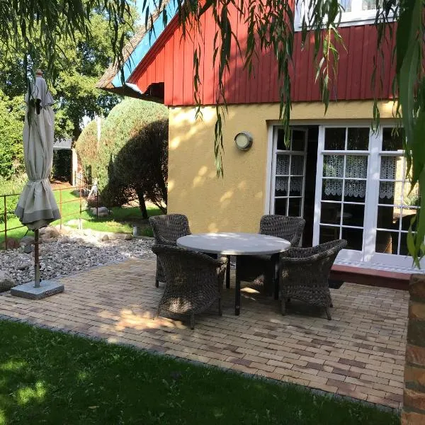 "Kapitänshaus" by Ferienhaus Strandgut, hotel in Born