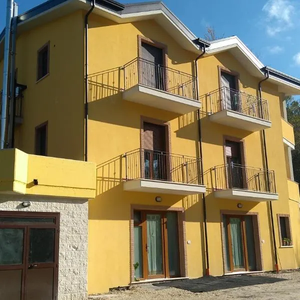 Villa Center appartamenti nel verde in città, ξενοδοχείο στο Καμπομπάσο
