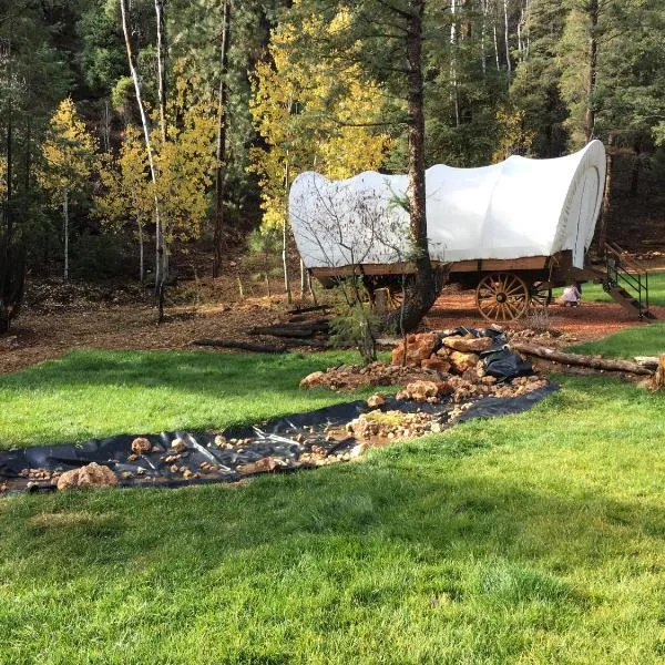 Whispering Pines Covered Wagons, hotel in Long Valley Junction