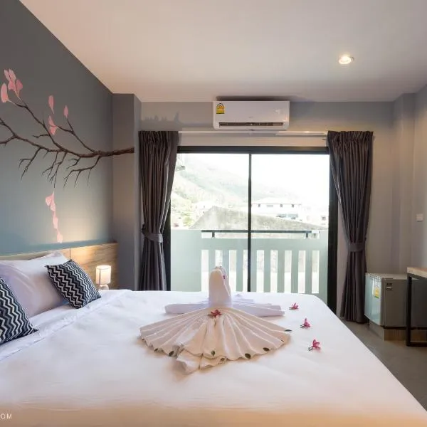 iNest Poshtel, hotel in Kata Beach