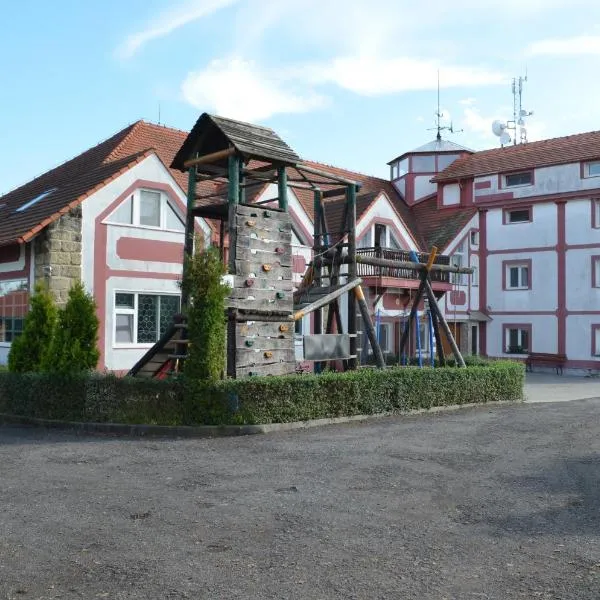 Famozclub, Hotel in Bakov nad Jizerou