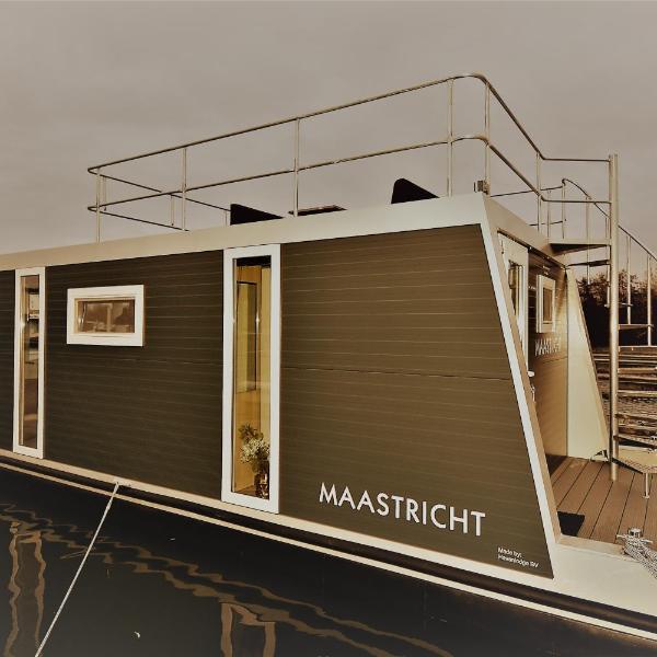 Cozy floating boatlodge "Maastricht".