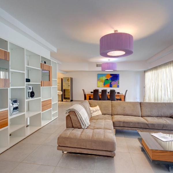 Seaview Apartment In Fort Cambridge, Sliema