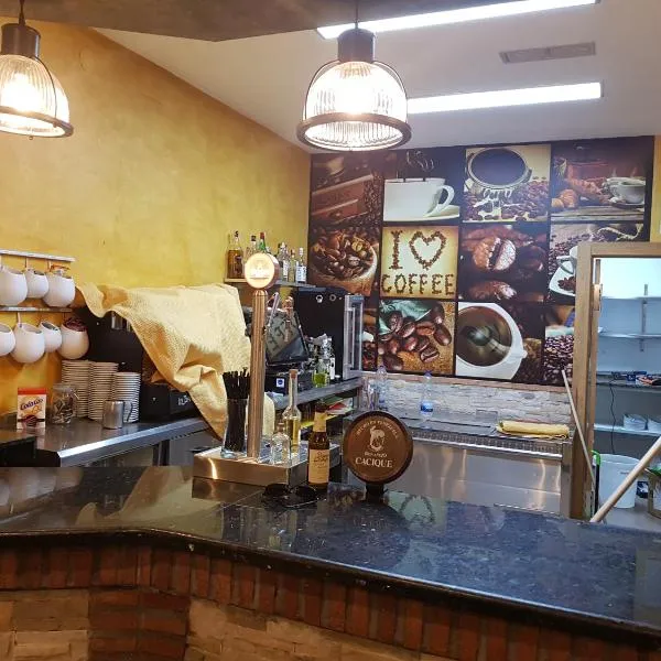 Hostal Restaurante El Abuelo, hotel em Trobajo del Camino