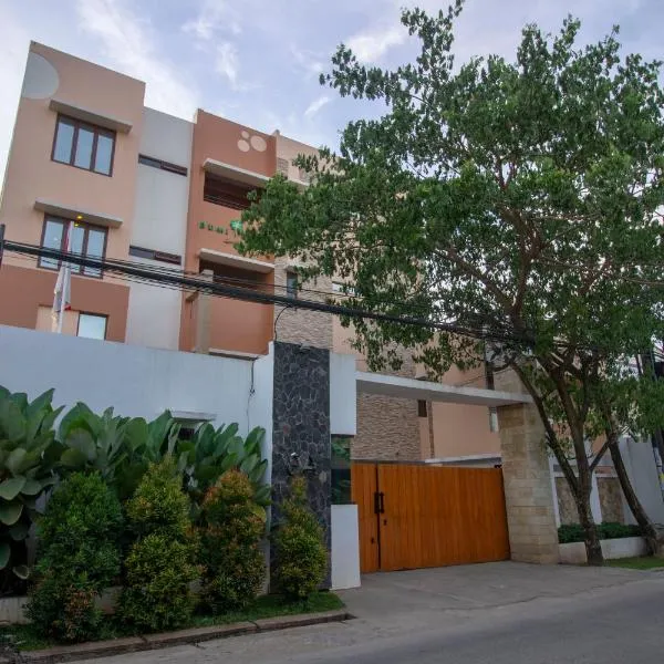 RedDoorz Plus @ CBD Bintaro, ξενοδοχείο σε Peladen