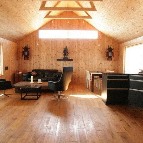 Glass House with Private River & 360° Views, ξενοδοχείο σε Stapi