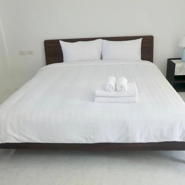 Airport Pearl Residence, hotel in Nai Yang Beach