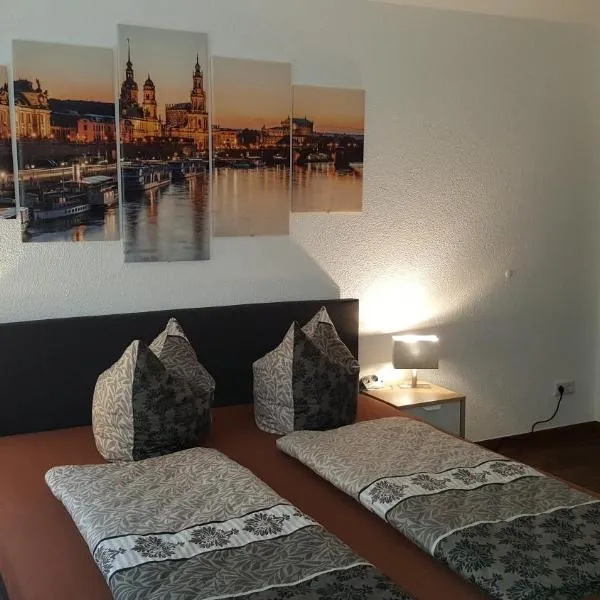 Ferienwohnung oder Studio Dresden-Neustadt inkl Parkplatz mit Balkon oder Terrasse, hotel i Dresden