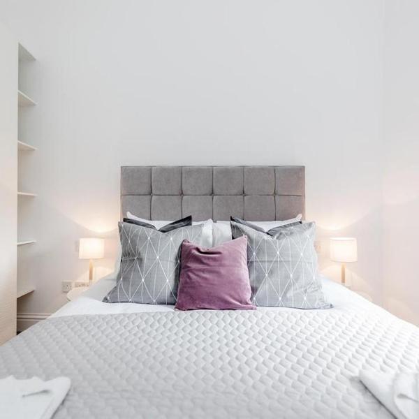 Central White Piccadilly Apartment, London
