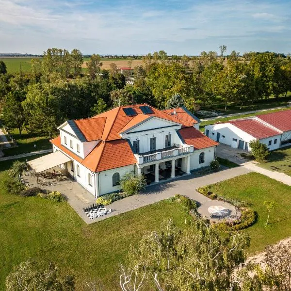 Tarnóca Kúria, hotel v mestu Soponya