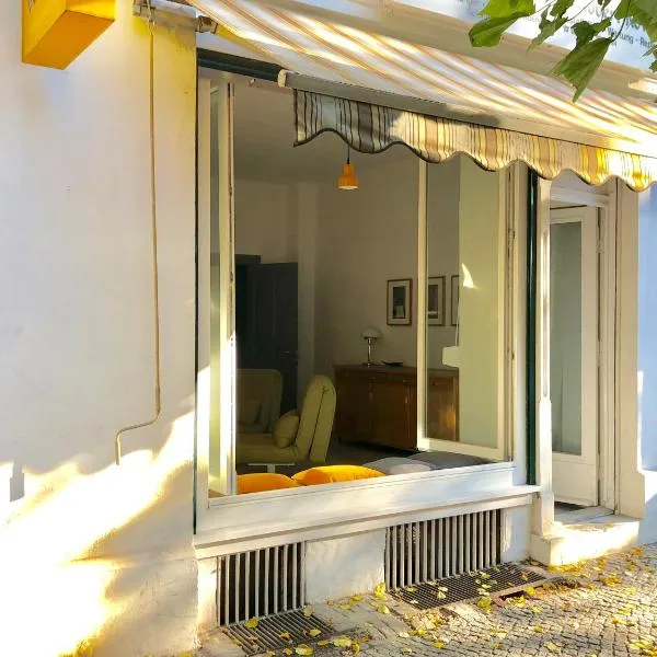 Ladenwohnung in Kreuzberg mit Parkplatz in einer Tiefgarage, hotel in Berlin