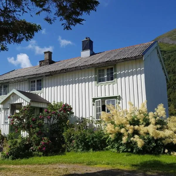 Gammelstua på Storsæter Gård โรงแรมในEngeløya