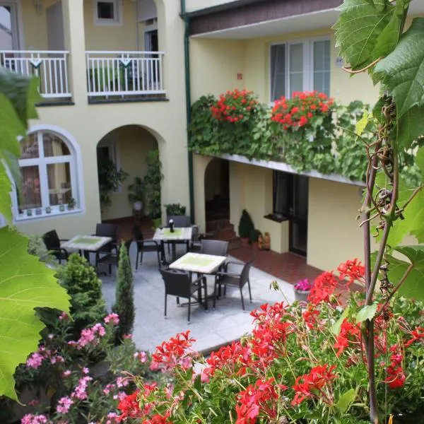 Pension Peterhof, hotel in Mörbisch am See