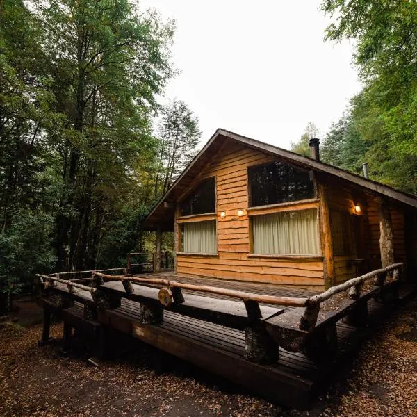Huilo Huilo Cabañas del Bosque, hótel í Huilo Huilo