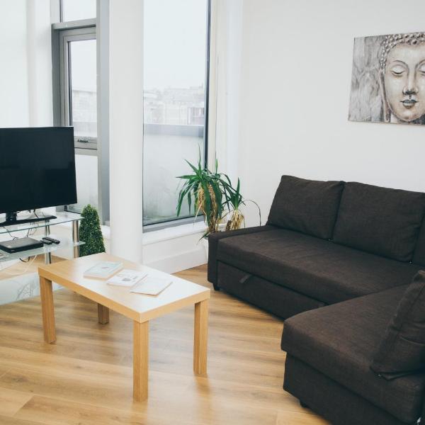 Serviced Apartment In Liverpool City Centre - Free Parking - Balcony - by Happy Days