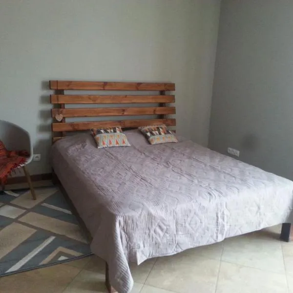 Дом напротив отеля "Рамада Энкор", hotel in Kyiv