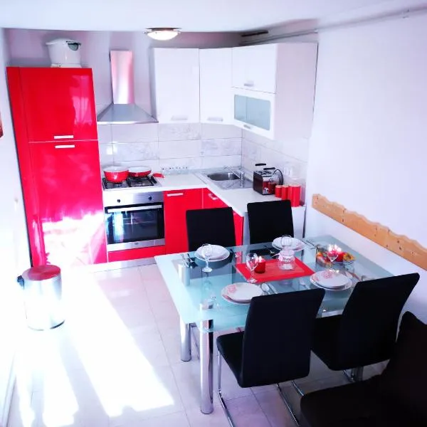 Apartman "Sabine red" with heated pool, hôtel à Omišalj