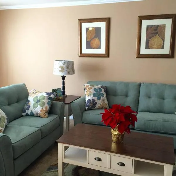 2Bedroom with Den and 2BA 4 Blocks to Santa Monica Beach, hotel in Los Angeles