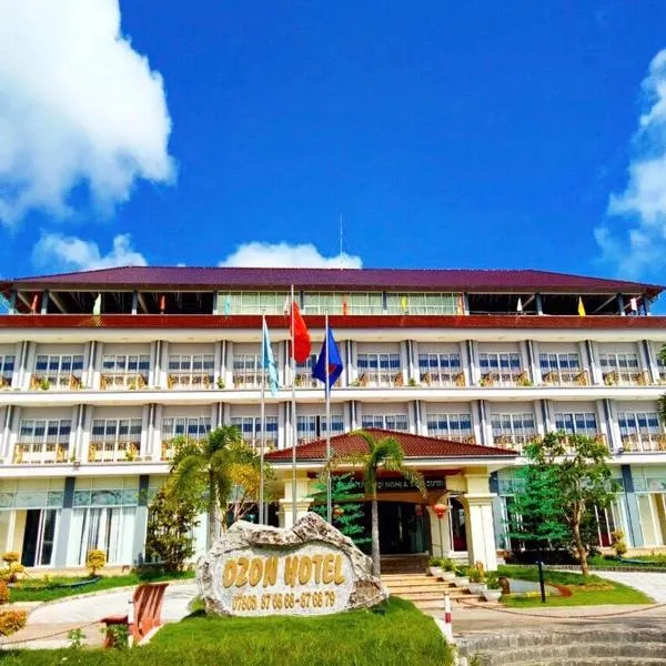 Ozon Hotel, hotel in Năm Căn