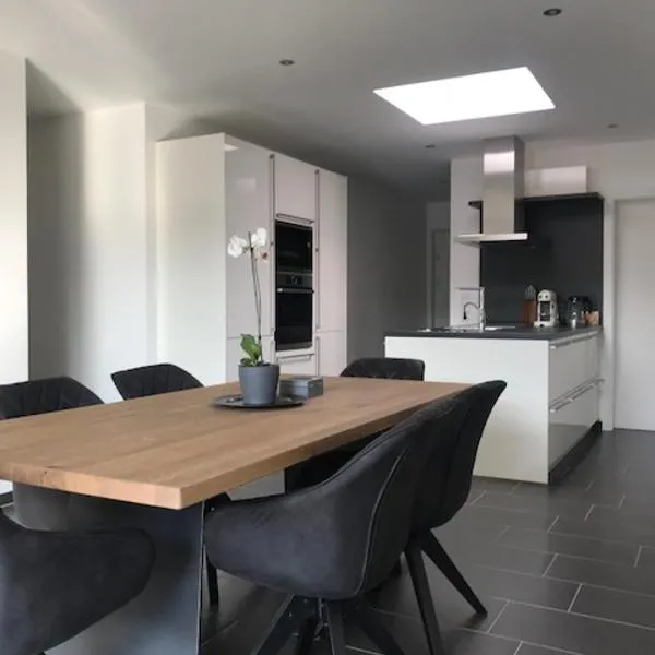 Exklusive Penthousewohnung mit Tesla-Wallbox in Innsbruck, hotel in Innsbruck