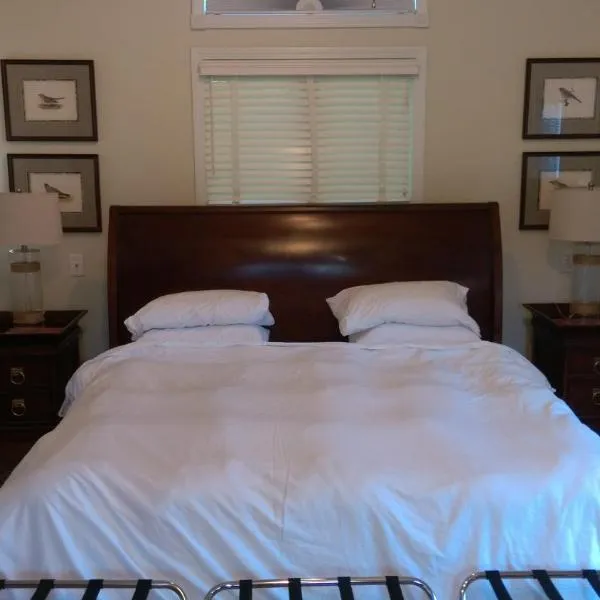 Spacious master bedroom and bath, hotel in Wellesley