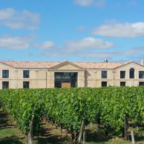 Château Tour Saint-Fort Chambre d'hôtes, hotel in Saint-Estèphe