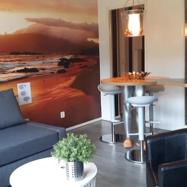 Appartement TIME-OUT, met VERWARMD ZWEMBAD, eigen KEUKEN, ZONNIG TERRAS nabij DORP, DUINEN en STRAND, hôtel à Hollum