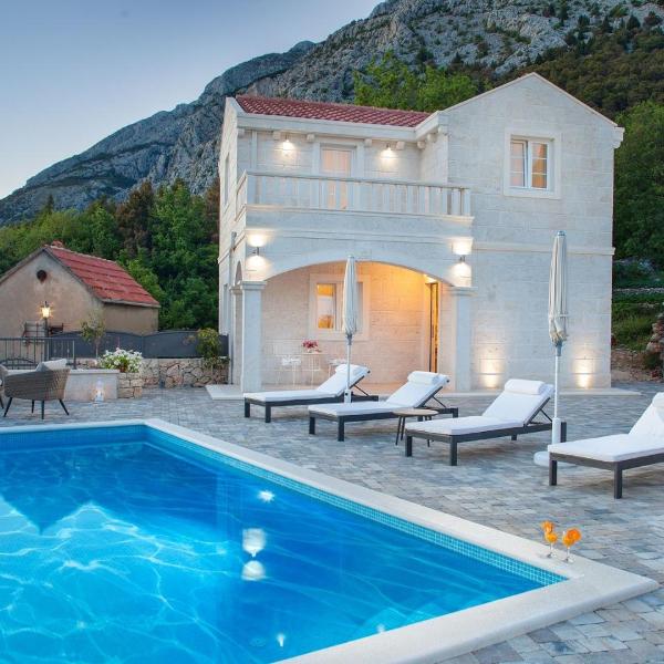 Luxury villa Atrium in Tučepi, heated pool