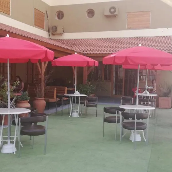 HOTEL CONTINENTAL COSQUIN, хотел в Коскин