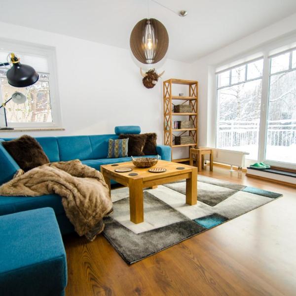 Zippy Penthouse Apartment Lake & Mountain views