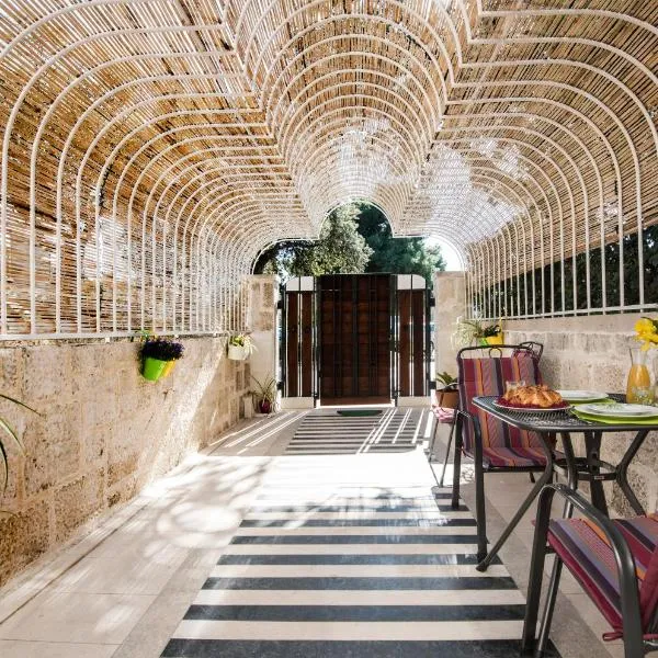 IBIS Your Cosy Oasis With Private Parking and Patio, hotel in Split