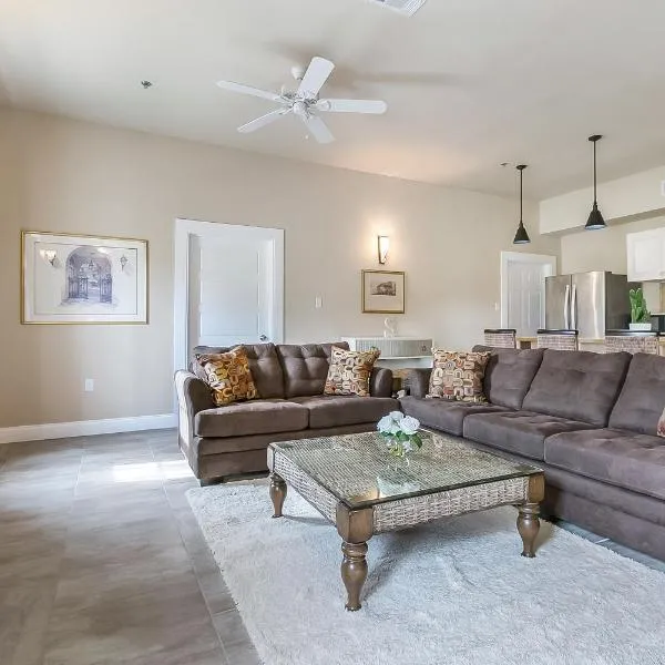 Modern 5BR Condo in NOLA, hotel in New Orleans