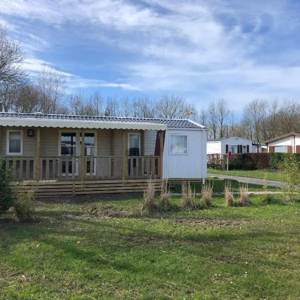 Camping la Haie Penée ****, Hotel in Saint-Quentin-en-Tourmont