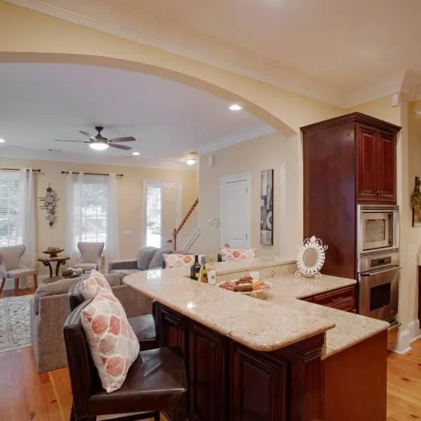 Beautiful 3Bed Townhome in Historic Downtown Savannah, hotel in Savannah