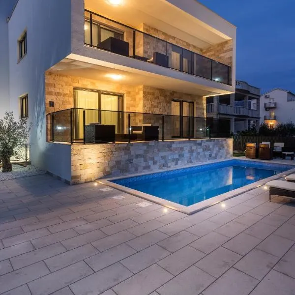 VILLA NICOLINA, hotel v destinaci Kaštela