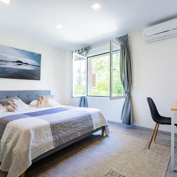 Exclusive quietness in the heart of Madrid with Public Parking, Breakfast, 2 bathrooms, hotel in Madrid