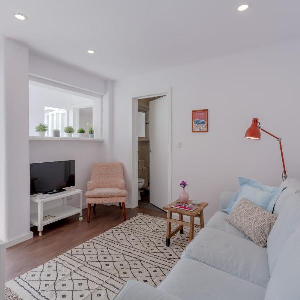 Sunny Apartment with Patio, By TimeCooler, Lisbonne