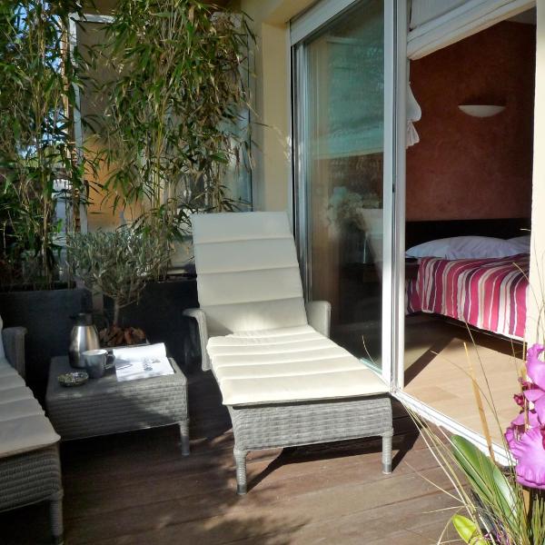 appartement très agréable centre Mandelieu très calme avec air conditionné et grande terrasse avec piscine