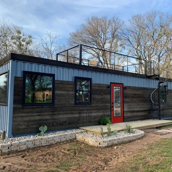 The Hacienda Beautiful New Container Home 12 min to Magnolia, hôtel à Waco