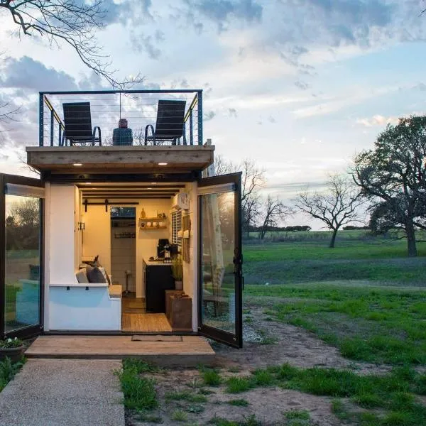 Stillwater House Elegant tiny container home Near Magnolia, hotel a Waco