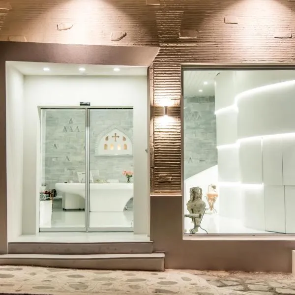 Byzantio City Hotel、ティノス・タウンのホテル