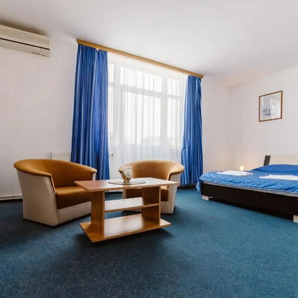 Hotel Iris, viešbutis mieste Tîrnăveni