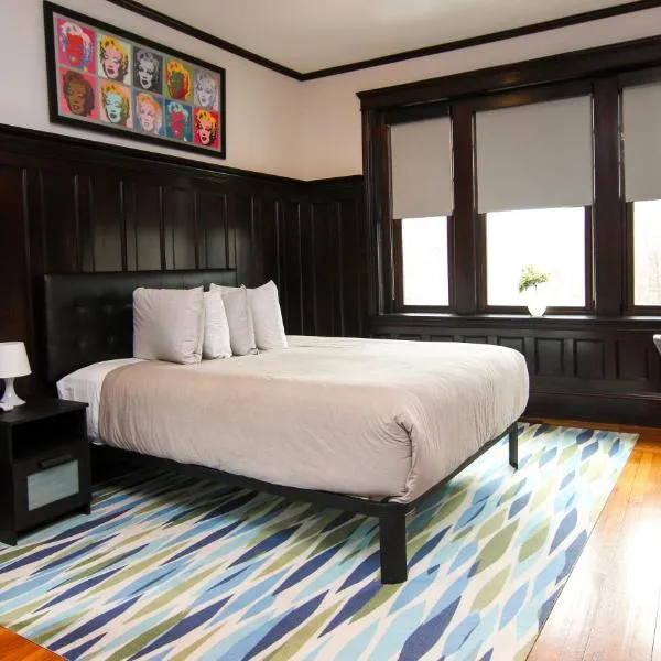 A Stylish Stay with a King Bed and Heated Floors #27, Hotel in Brookline