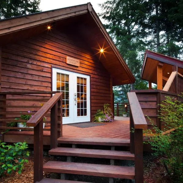 Cedar House Restaurant & Chalets, ξενοδοχείο σε Golden